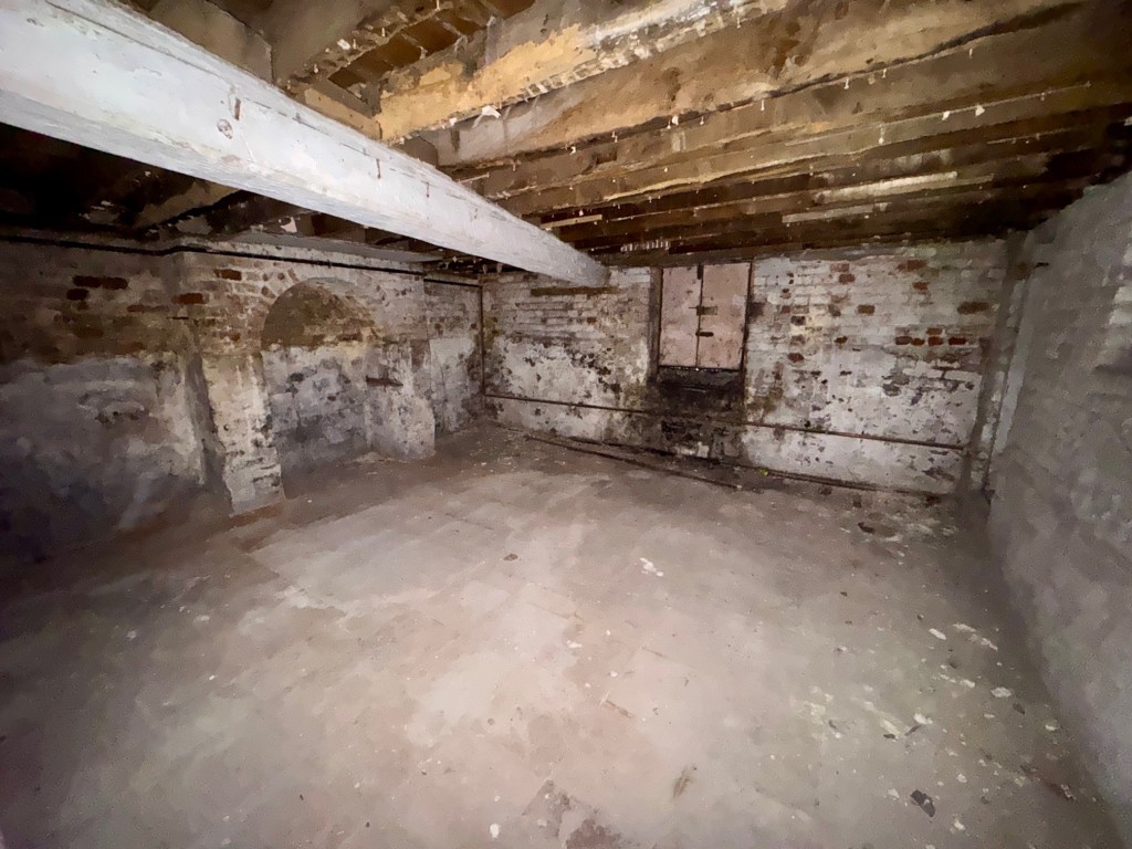 Lot: 60 - DOUBLE FRONTED PERIOD BUILDING IN CITY LOCATION - Basement room 2 in city building